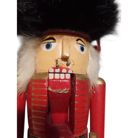 Vintage Erzgebirgische Buckingham Palace Queens Guard German Nutcracker 10” - Picture 2 of 5